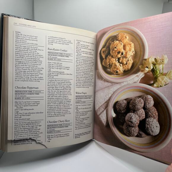 Vintage lot of Microwave cookbooks, 1980's retro cookbook, novelty gift - Picture 8 of 16